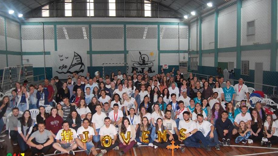 O evento reuniu grupos de jovens de Bento Gonçalves e região