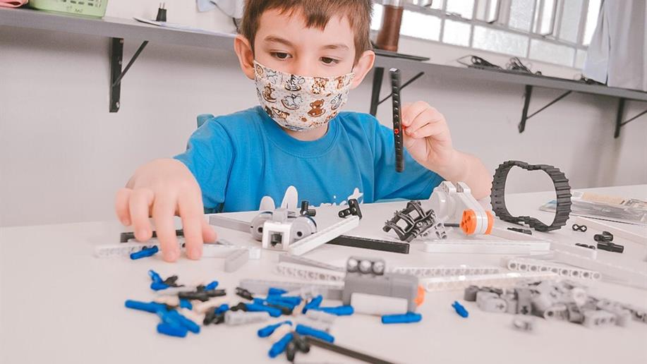 Crianças Com O Jogo Da Invenção Na Escola Da Robótica Foto de