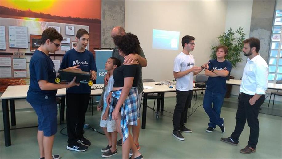 Nossos estudantes participaram do Arduino Day, evento de escala global que ocorreu simultaneamente em 106 países diferentes. 
