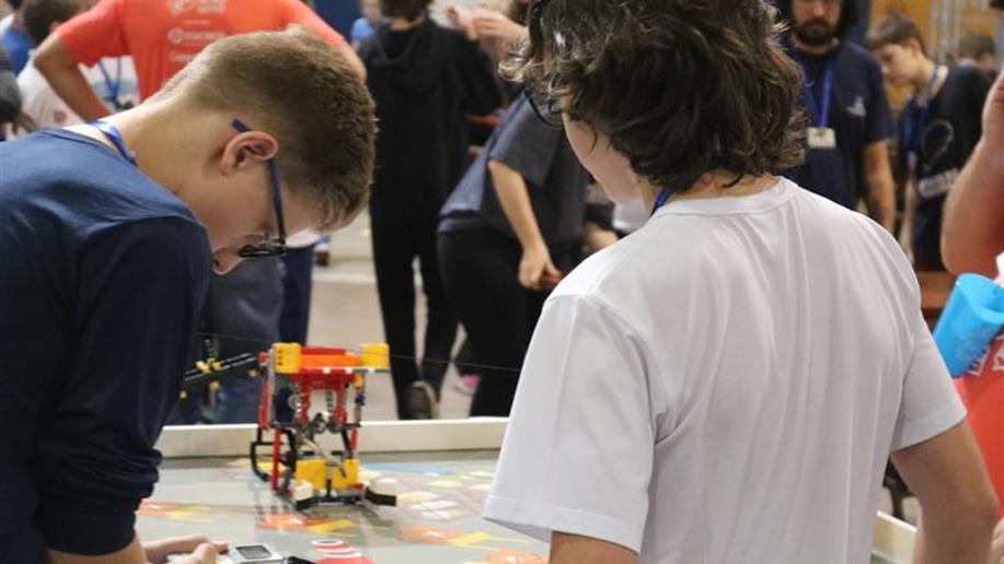 Estudantes participam do maior evento de robótica do sul do país, o Robotics Experience.