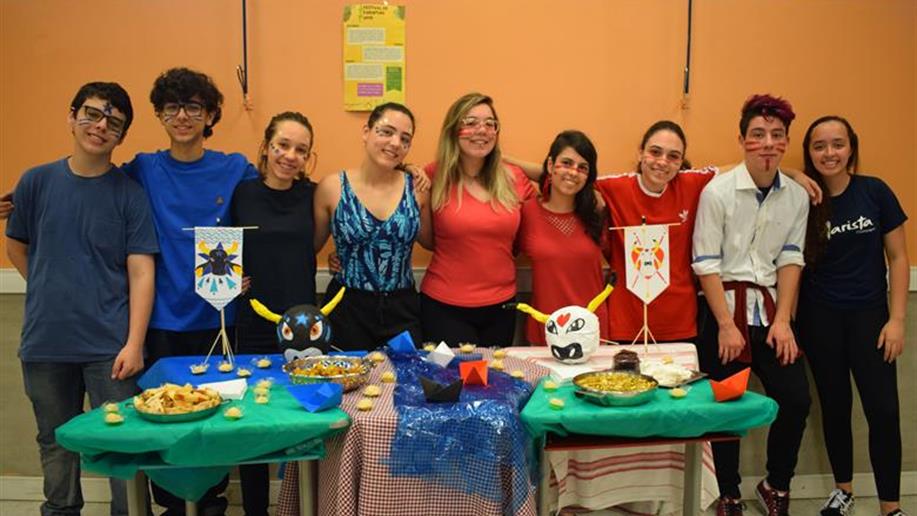 1º ano do Ensino Médio realiza feira cultural sobre festas populares brasileiras, hispânicas e inglesas