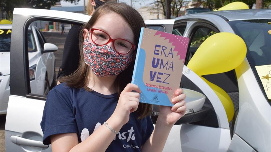 Estudantes do 2º ano do Ensino Fundamental lançam livro que reflete sobre o seu lugar no mundo