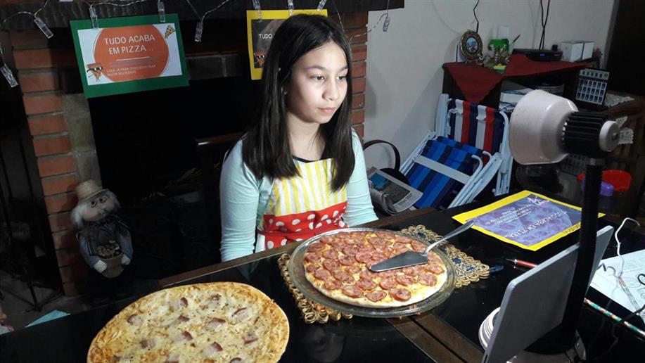 Estudantes abrem uma pizzaria fictícia e desenvolvem habilidades em diferentes áreas do conhecimento