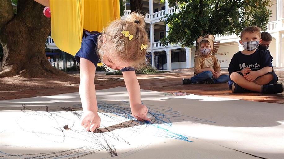 Estudantes do Nível 1 da Educação Infantil do Marista Champagnat experimentam a pintura sob diferentes perspectivas e movimentos