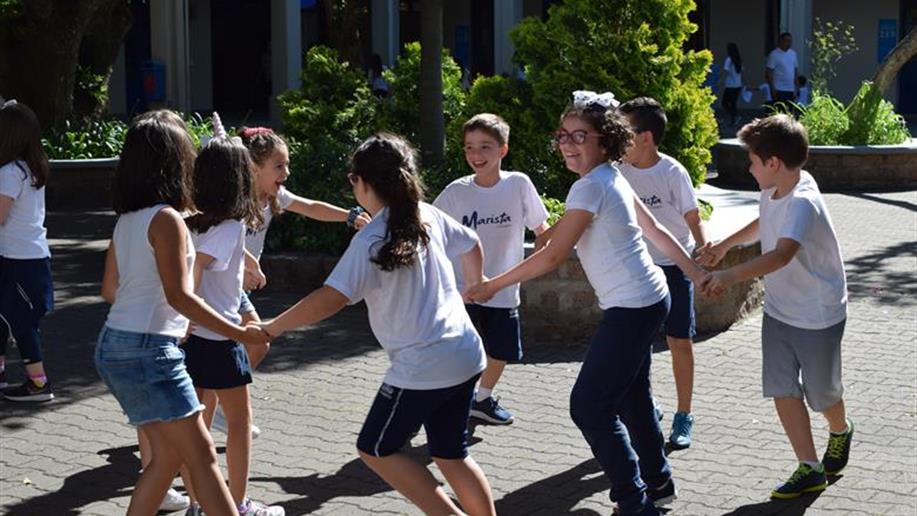Estudantes e comunidade escolar participam de atividades e exercícios de gratidão no dia de Ação de Graças