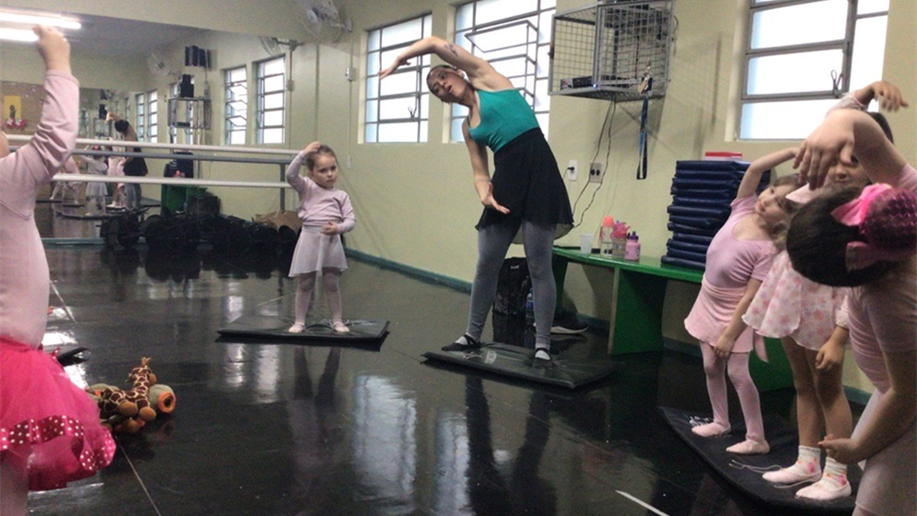 O balé é uma atividade considerada bastante completa para crianças, trabalhando musicalidade, lateralidade, coordenação motora e muito mais. 