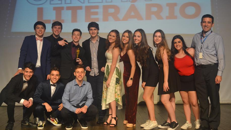Por meio de uma visão multidisciplinar, o tradicional Cinema Literário insere a arte do cinema no processo de ensino-aprendizagem.