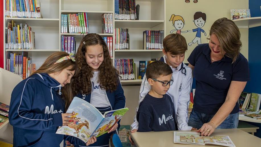 As Bibliotecas do Colégio apoiam no desenvolvimento de atividades pedagógicas e dispõem de um espaço confortável para a prática leitora.