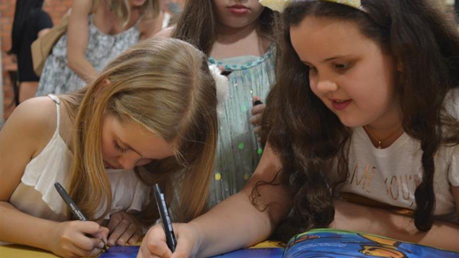 Estudantes do 2º ano do Ensino Fundamental lançaram livro de poesias para as famílias