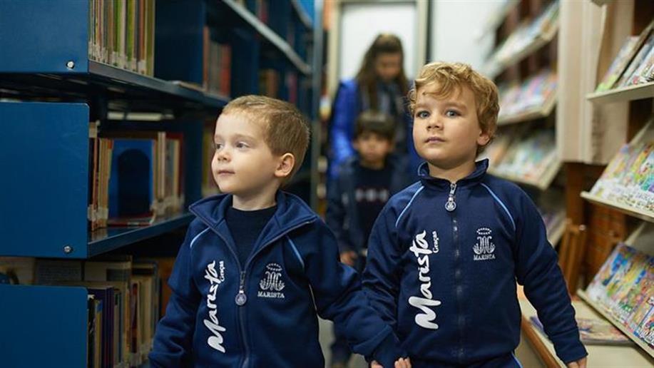 A Biblioteca Medianeira atende a comunidade escolar: estudantes, educadores e famílias. Nesse espaço pode-se realizar pesquisas e buscar informações sobre diversos temas.