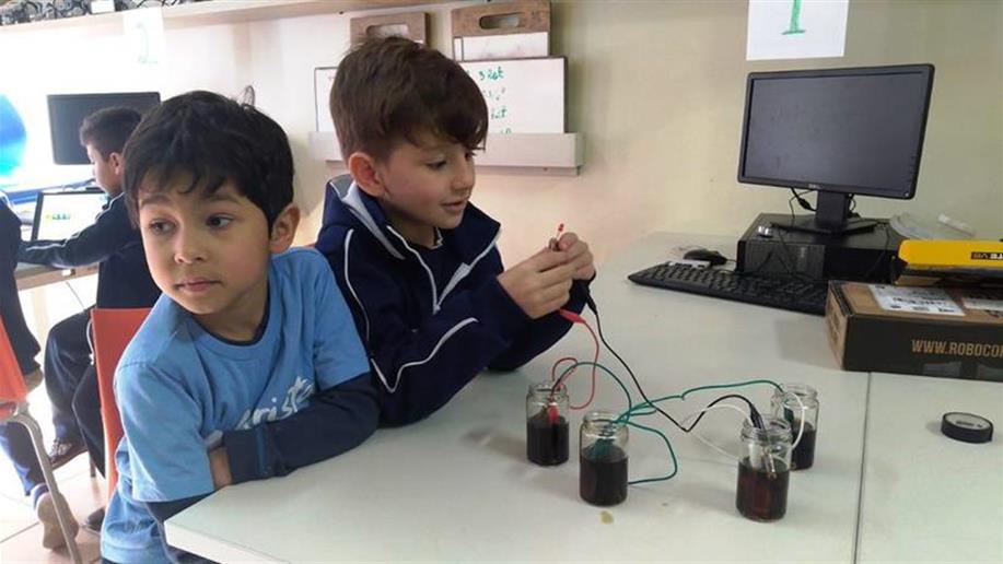 Turma 113, do 1º ano EF, elaborou projeto para gerar energia que ilumina castelo.