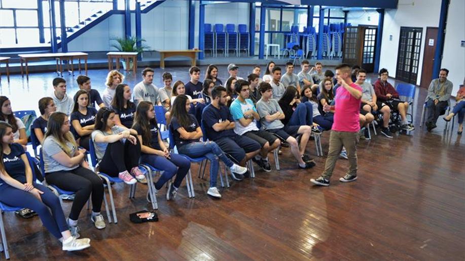 Palestrante Guilherme Suman conversa com estudantes do 2º ano EM.