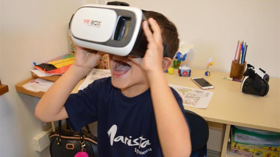 Óculos de realidade virtual é utilizado nas aulas de Língua Inglesa.