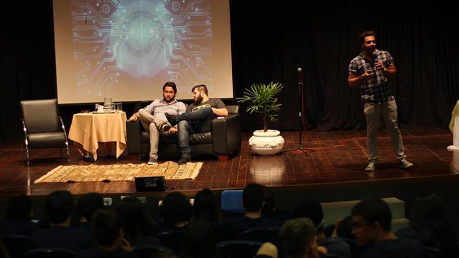 Na semana que antecede a volta às aulas, educadores participam de atividades de formação.