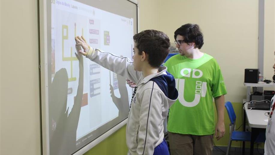 Estudantes dos Anos Finais aprendem sobre a linguagem de programação em parceria com a Escola Unity. 