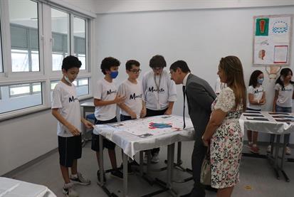 Famílias assistem apresentação da mostra.JPG