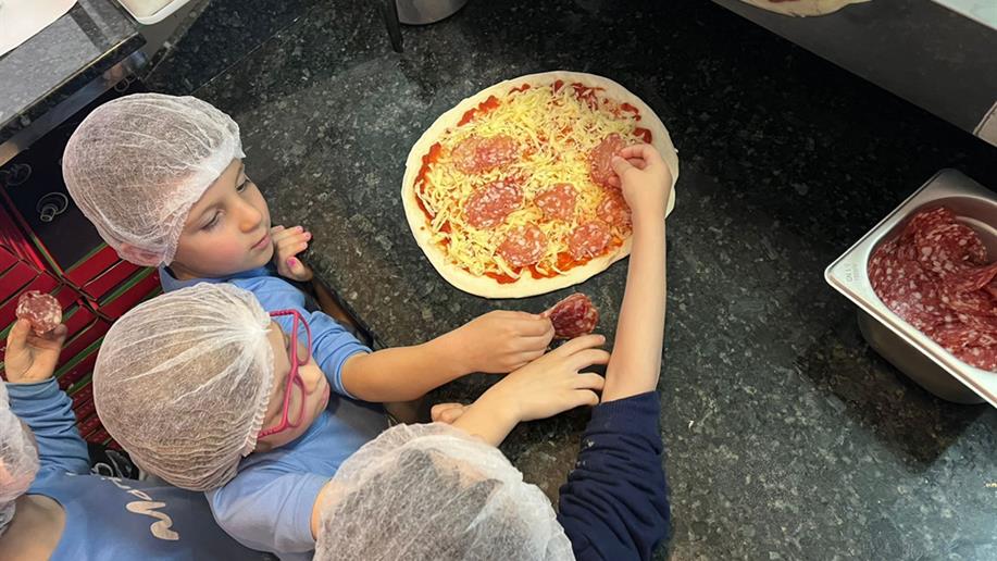 A experiência de visitar uma pizzaria e aprender sobre o processo de produção da pizza, além de fazer e degustar o prato, foi um momento importante de aprendizagem em um espaço além da escola