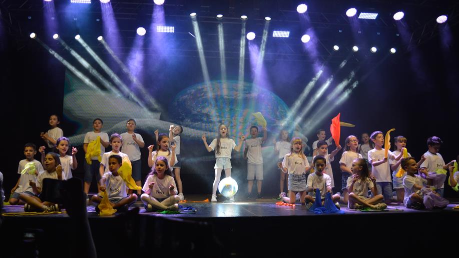 O evento, que acontece anualmente, conta com apresentações artísticas dos estudantes da Educação Infantil e dos Anos Iniciais em alusão ao Natal