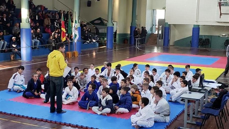 Entre crianças e jovens, 73 atletas de diversas escolas de Erechim e da região Alto Uruguai participaram do Festival.