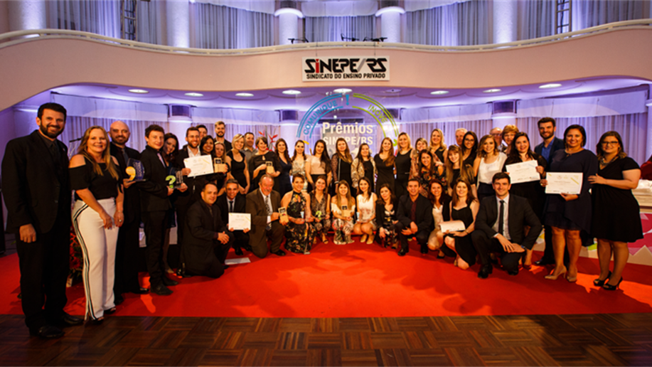 Nossos Colégios conquistaram 13 premiações concedidas pelo Sinepe/RS, entre troféus e menções honrosas.