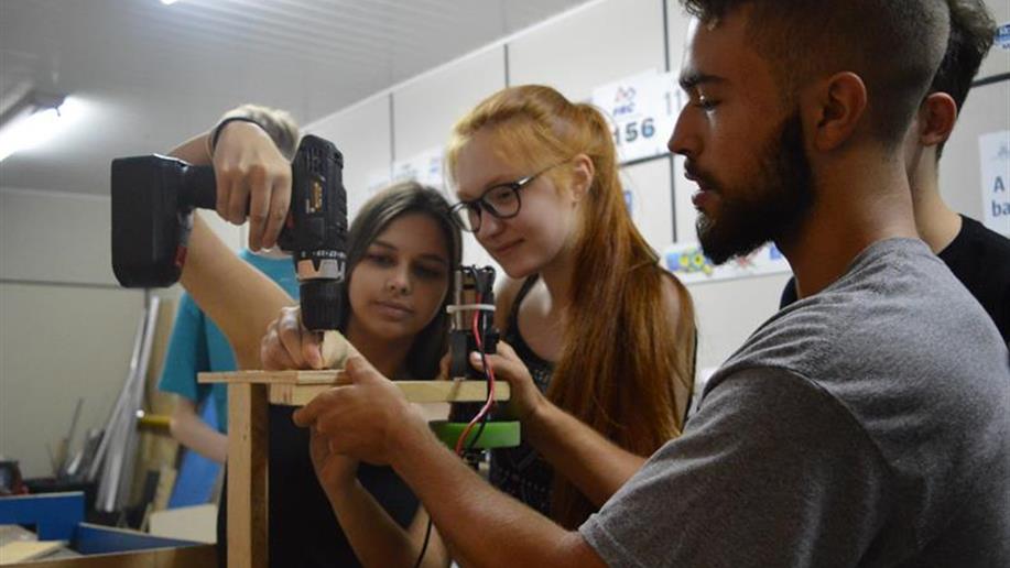Durante as férias escolares, jovens estão construindo o robô que irá participar de competições nos EUA em março.