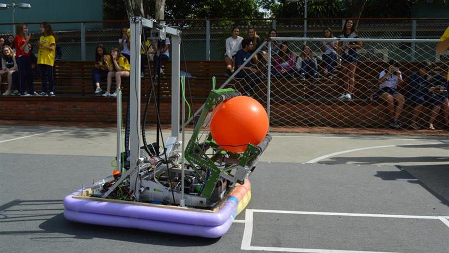 Estudantes construíram o robô que irá participar da maior competição de robótica educacional para Ensino Médio do mundo.