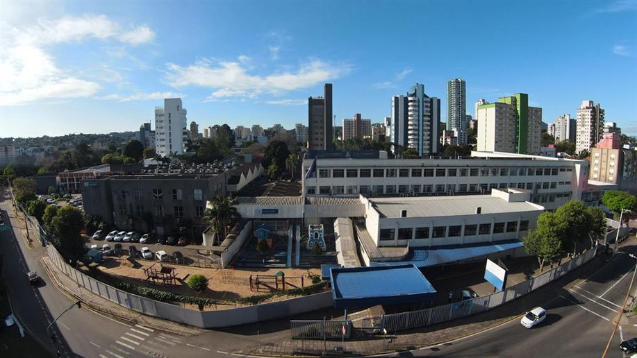 O colégio integra a Rede Marista, hoje presente em 82 países e com quase 200 anos de atuação mundial.