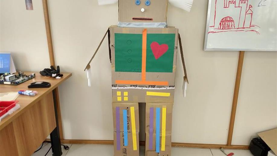 Utilizando caixas de papelão, a turma N3H construiu um robô que mexe os braços e tem um coração que pulsa