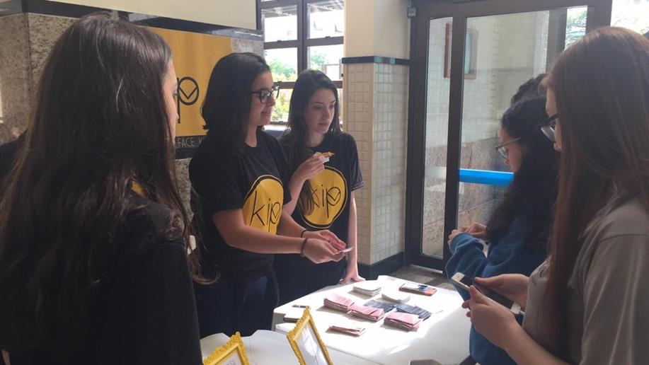 Grupo de 30 estudantes produz o Kip, um porta documentos que adere em diferentes superfícies