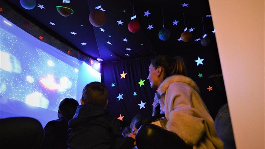 Pais das crianças da turma N1D contemplaram o planetário montado em sala de aula