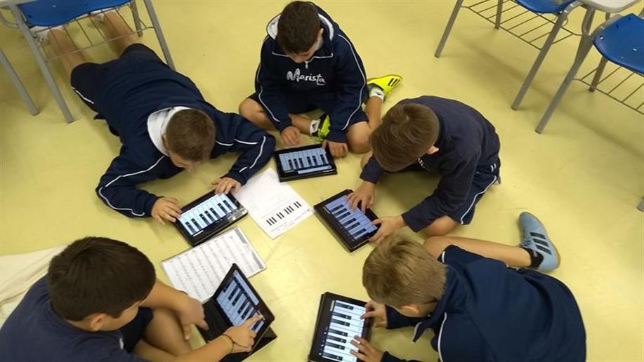 Nas aulas de música, estudantes do 5º ano EF utilizaram aplicativos de instrumentos para ampliar suas possibilidades de performance