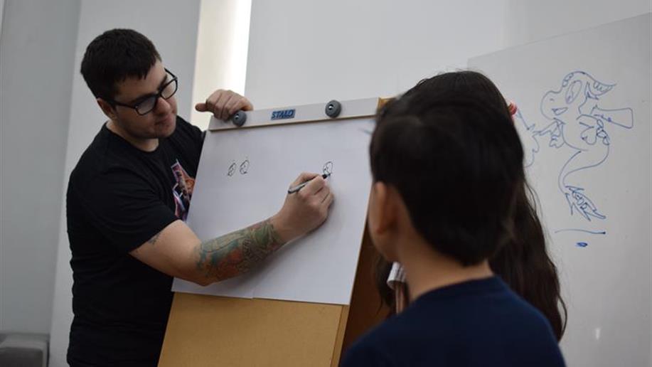 Escritor e ilustrador Cadu dos Livros participa de bate-papo com estudantes
