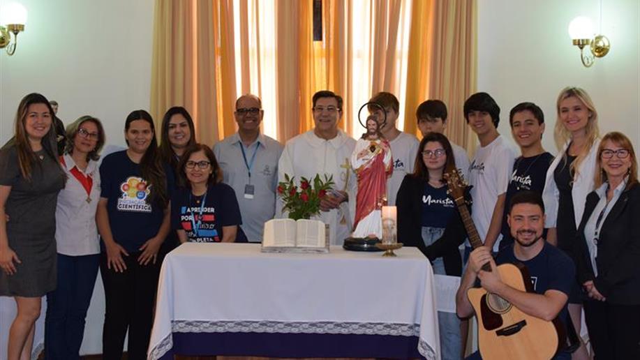 A Entronização da imagem do Sagrado Coração de Jesus foi realizada na presença dos colaboradores da escola