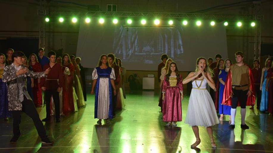 Inspirados pelos contos literários os estudantes participaram da gincana e trouxeram para o palco diversos personagens que marcaram época