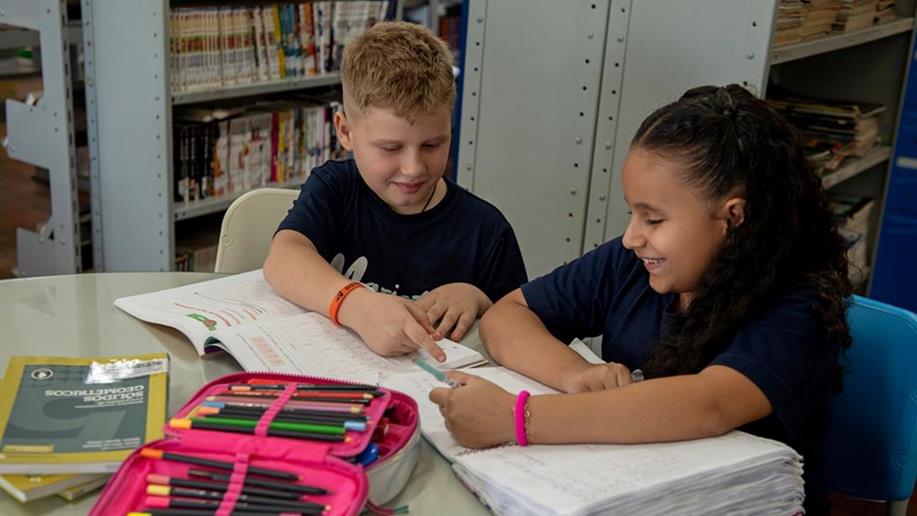 É aqui que o estudante aprofunda a construção de seus valores, compreendendo seu papel enquanto cidadão. É o momento de aprofundar a leitura, a escrita, o raciocínio e a pesquisa. Acompanhamos de perto esse processo, fortalecendo também os vínculos...