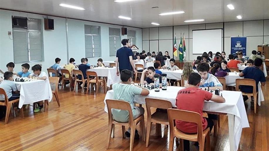 Primeiro dia de Torneio de Xadrez reúne crianças e jovens de