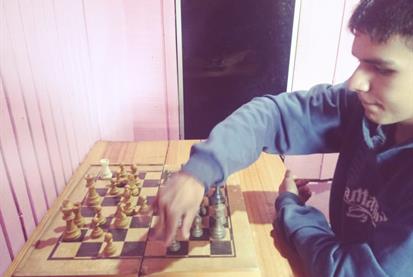 Relação familiar com o avô e o neto jogo de xadrez infantil jogando xadrez  com o vovô