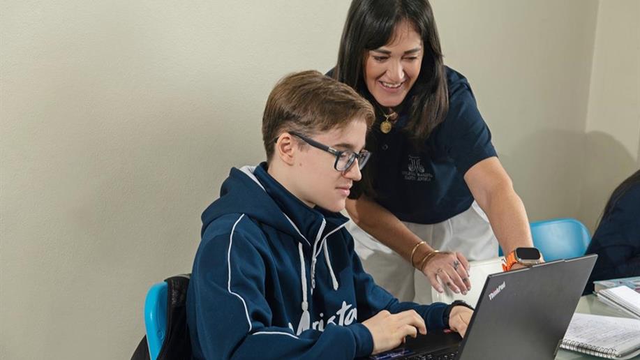 Buscamos  o aprimoramento de nossos professores e funcionários, promovendo encontros formativos e incentivando a participação em cursos.
