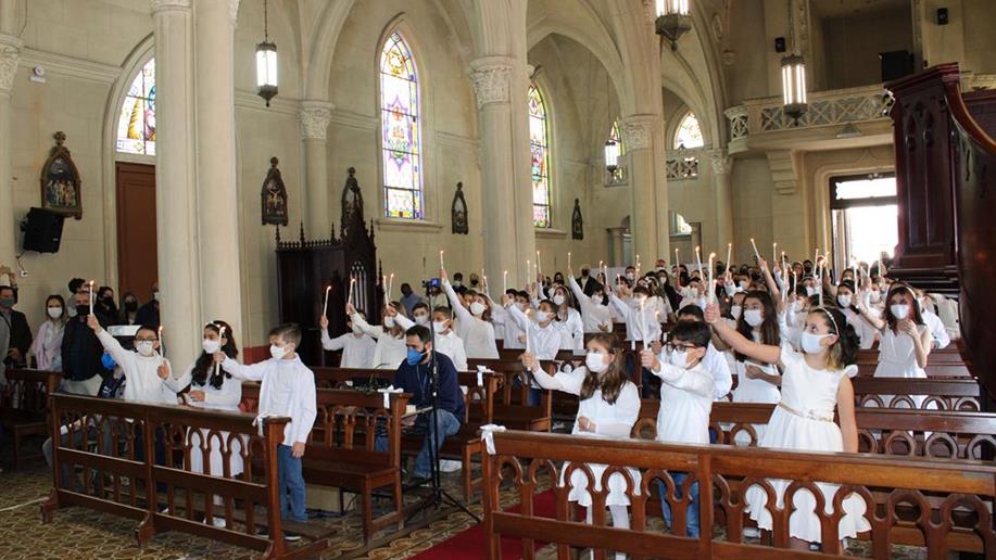 Nossos estudantes e educadores receberam o sacramentos da Primeira Eucaristia e da Crisma.