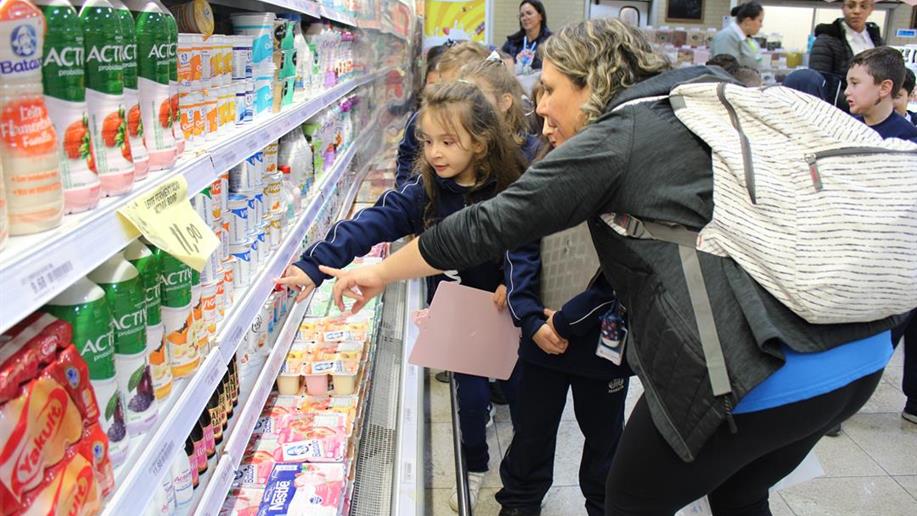 Estudantes visitaram o supermercado Guanabara e observaram a forma de organização de um supermercado e seus produtos.