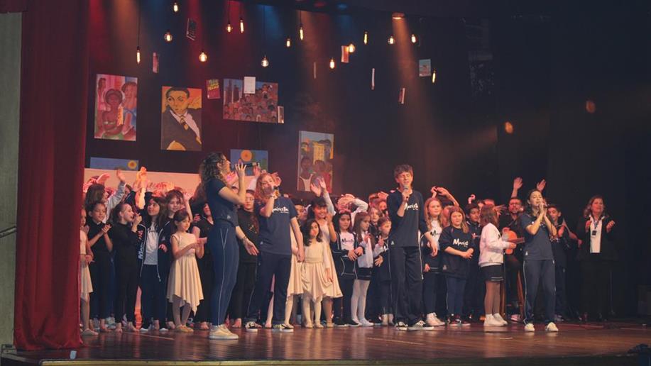 Estudantes apresentaram poesias, músicas, dança e arte