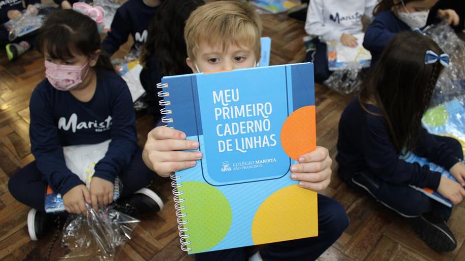 Estudantes do 1º ano do Ensino Fundamental receberam o seu primeiro caderno de linhas. 