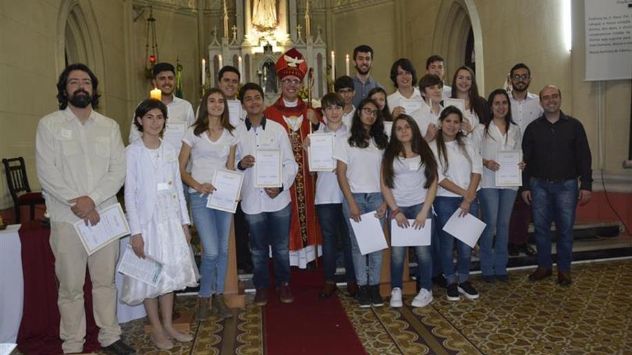 Estudantes receberam o sacramento da Crisma no Santuário Nossa Senhora de Fátima neste sábado, 27 de outubro