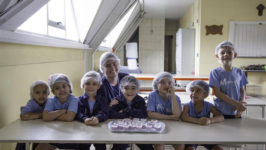 Dentro do projeto de alimentação saudável, realizado ao longo deste ano, a turma da Educação Infantil do Turno Integral Marista elaborou uma Oficina de Culinária.