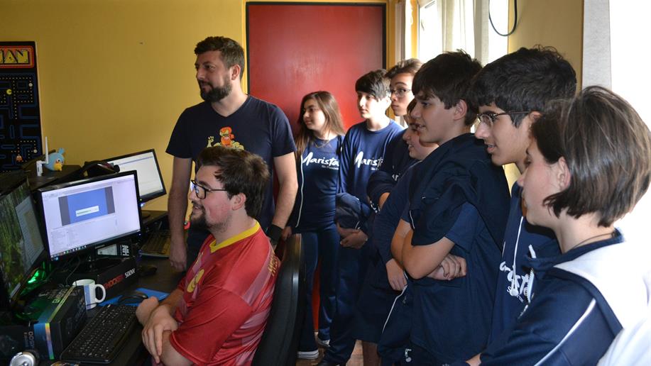 Estudantes do extraclasse participaram da saída de estudos a IzyPlay, empresa de desenvolvimento de jogos e a First Lego League (FLL). 